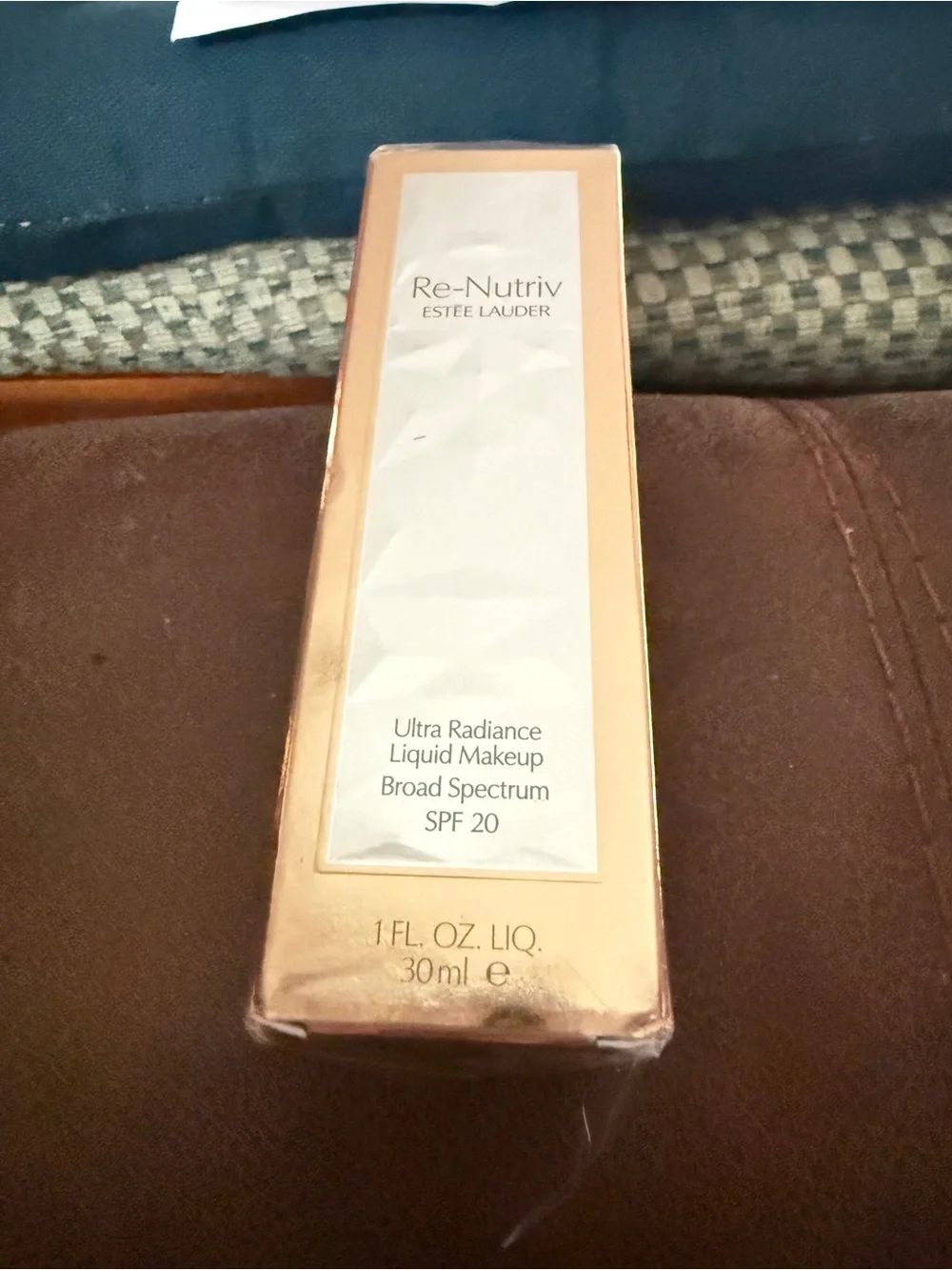 Estée Lauder Re-Nutriv Ultra Radiance Liquid Makeup - spf 20 Ecru 1N2 NWT